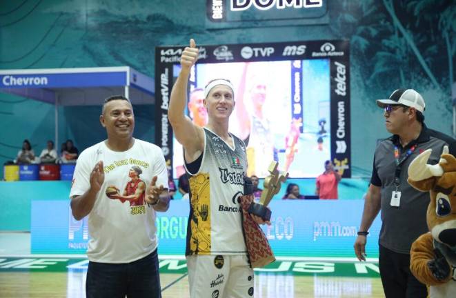 Jeff Ledbetter recibe el amor de la afición de Venados.