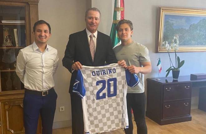 Quirino Ordaz Coppel, Embajador de México en España, junto al futbolista sinaloense Diego Nevárez Gálvez (derecha) y Víctor Hugo Pérez.