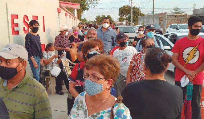 $!En la ETI 77, en la Colonia Jaripillo, hubo larga fila de adultos mayores y de personas que hacían fila por sus familiares.