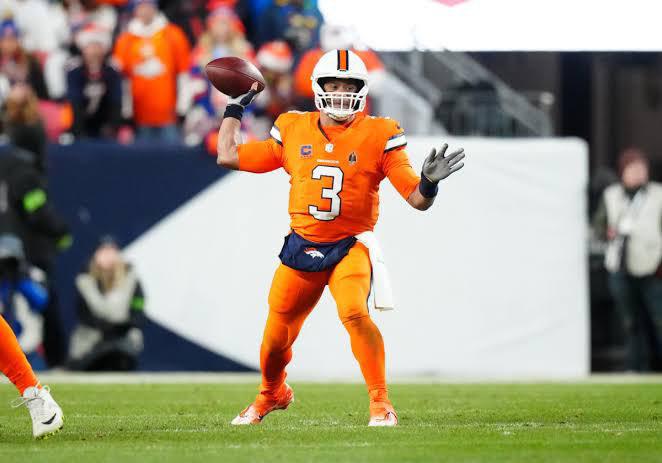 Los Broncos envían a la banca al QB Russell Wilson por el resto de la temporada