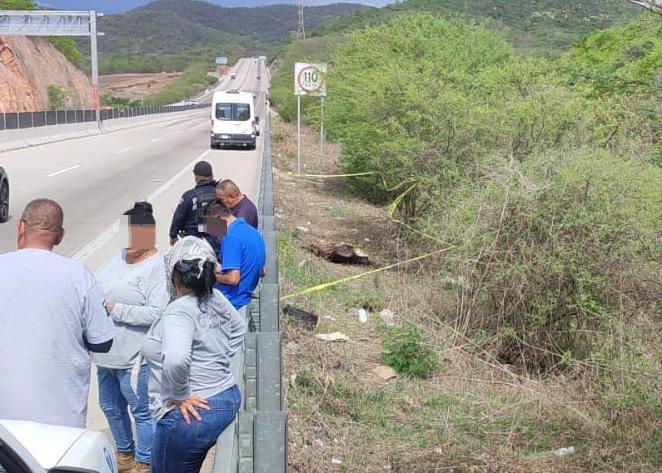 $!Encuentran a hombre sin vida en el Libramiento Mazatlán