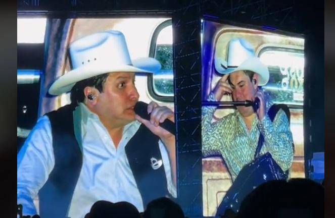 Julión Álvarez y Alfredo Olivas durante el concierto.