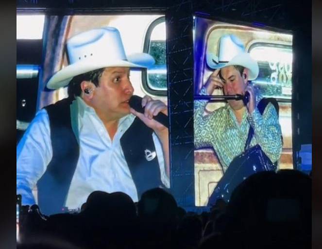 Julión Álvarez y Alfredo Olivas interrumpen corrido en pleno concierto para evitar multa