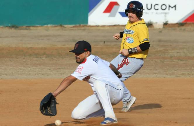 Mucha entrega de parte de los peloteros es lo que se observa en la Liga de Beisbol Meseros al Bat.