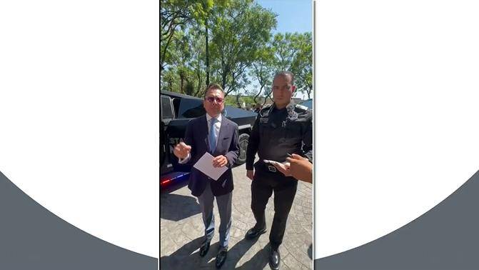 El Gobernador de Jalisco muestra las nuevas patrullas que tendrán en seguridad.