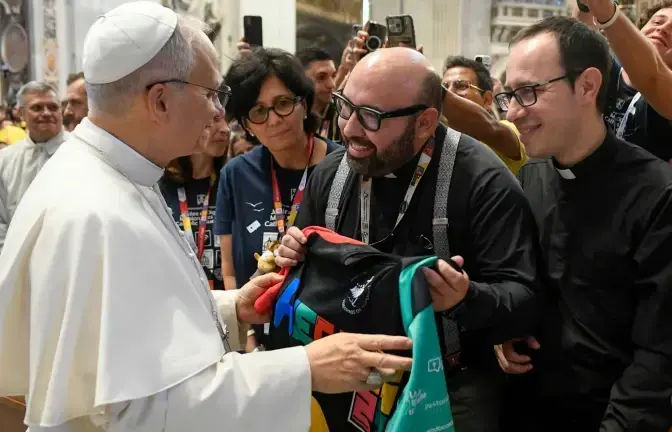 El Padre Borre saluda al Papa León XIV durante el Jubileo.