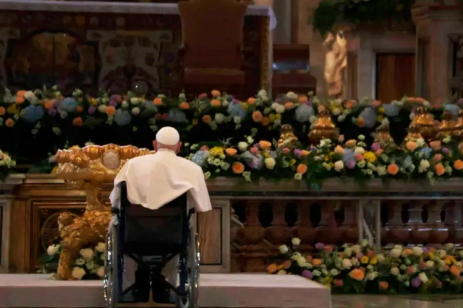 El Papa Francisco entra de nuevo a rezar a la Basílica de San Pedro ante la sorpresa de los peregrinos