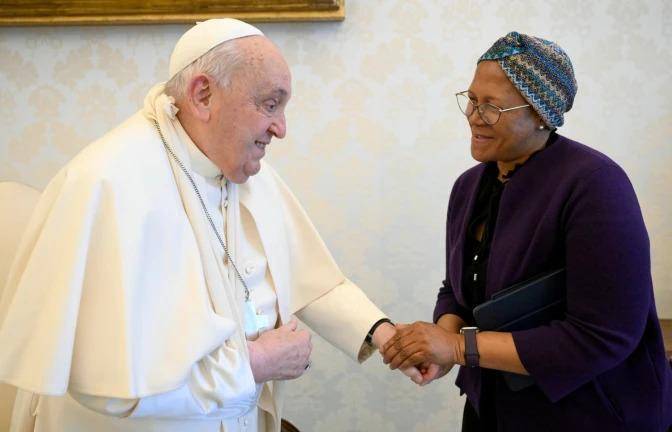 El Papa Francisco aparece con el brazo derecho sujetado por un cabestrillo en su encuentro con Nosipho Nausca-Jean Jezile.
