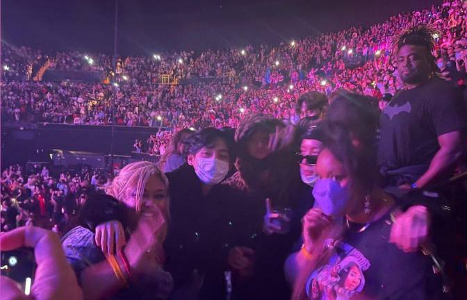 Jimin y V junto a Lizzo.