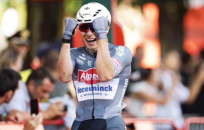 Jasper Philipsen vuela en Italia y se viste de rojo en el arranque histórico de La Vuelta 2025.