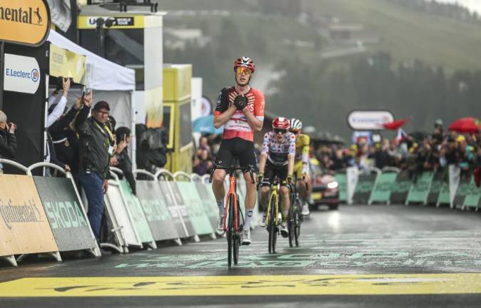 La etapa 19 del Tour de Francia 2025, acortada a 93.1 km por razones sanitarias, ofreció una batalla de desgaste en los Alpes.