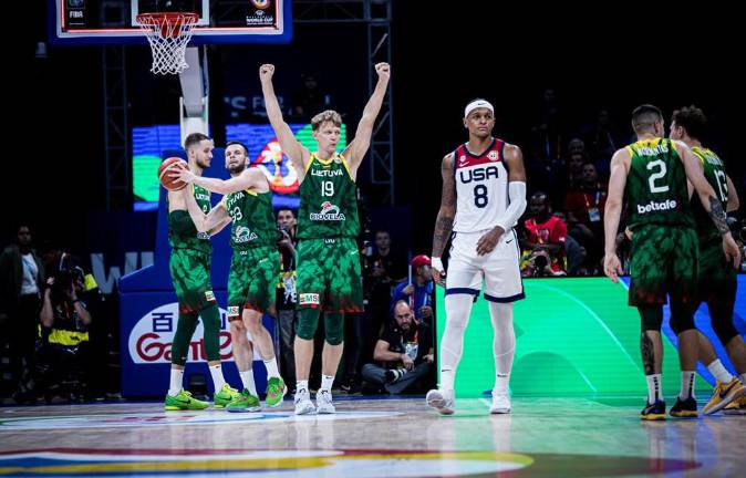 Mindaugas Kuzminskas celebra el triunfo de Lituania sobre Estados Unidos.