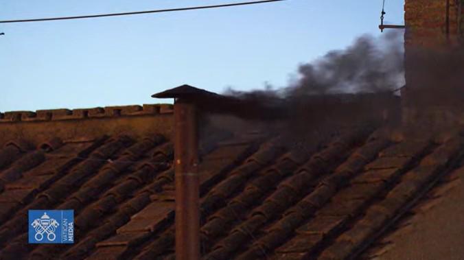 Humo negro en la primera votación del Cónclave en El Vaticano.