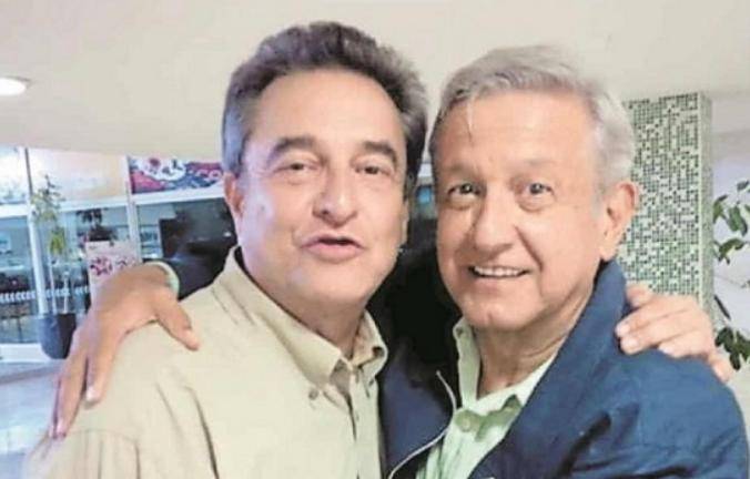 Pío López Obrador junto a su hermano, el Presidente Andrés Manuel López Obrador.