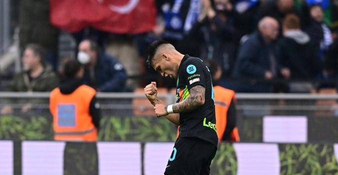 Lautaro Martínez marca doblete por el Inter.