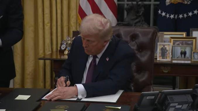 Trump firmó decenas de órdenes ejecutivas.