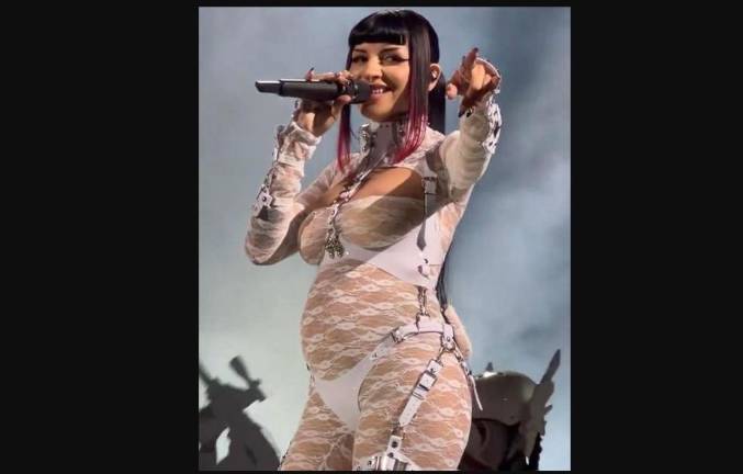 Cazzu deja ver su pancita de embarazo, confirmando así que ella y Christian Nodal serán papás.