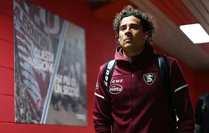 Guillermo Ochoa se queda en el Calcio.