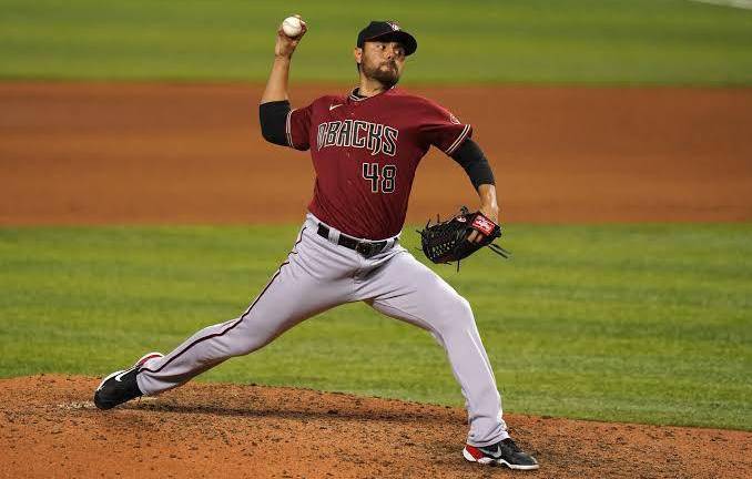 Joakim Soria carga con el revés.