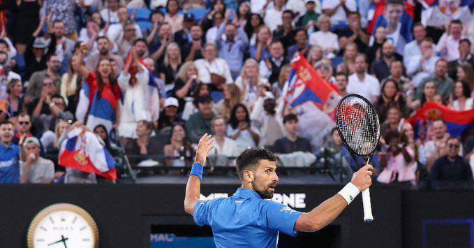 Novak Djokovic celebra su victoria sobre Tomas Machac en la Rod Laver Arena.