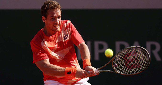 $!Tsitsipas supera su estreno en Roland Garros