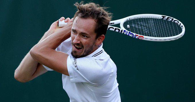 $!Alcaraz supera a Müller en Wimbledon a pesar de sus errores