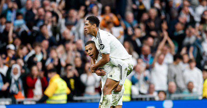 Mbappé y Bellingham celebran.