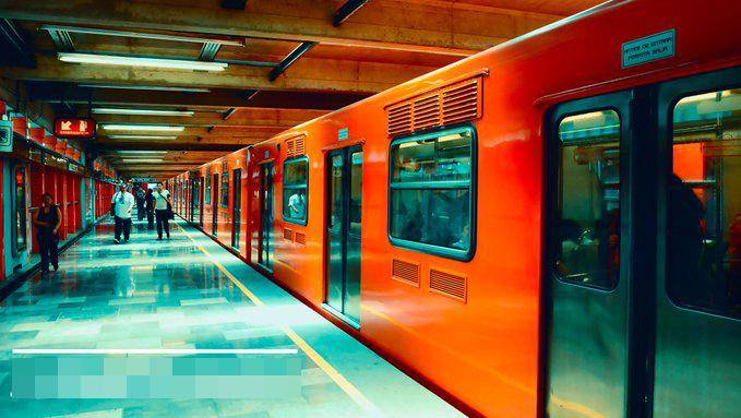 En redes sociales algunos usuarios reportaron salida de humo en uno de los trenes.