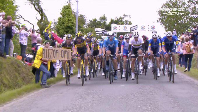 Arrestan a mujer que derribó con un cartel de cartón a pelotón de ciclistas en Tour de Francia