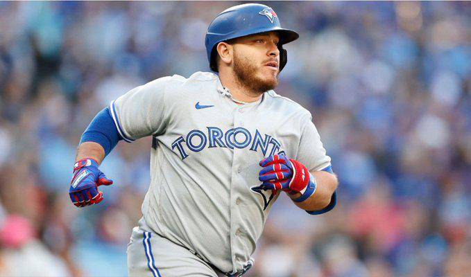 Alejandro Kirk abrió la pizarra para los Azulejos de Toronto con batazo de vuelta completa.
