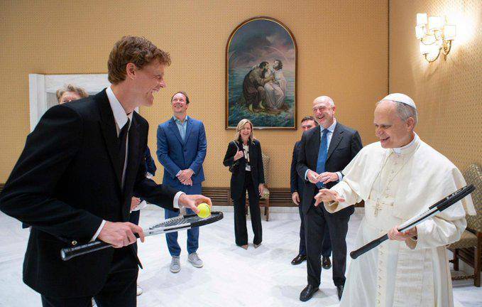 El Papa León XIV recibió a Jannik Sinner, su familia y al presidente de la Federación de tenis italiana en una audiencia privada en el Vaticano.
