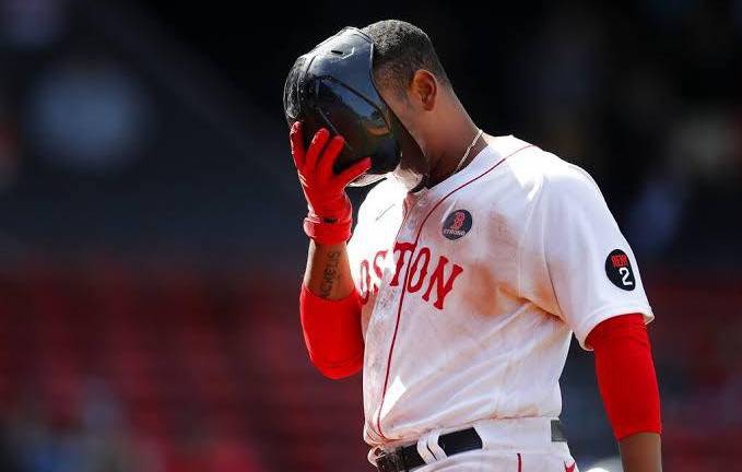 Rafael Devers sigue con su molestia en el hombro, el cual le impide hacer swing con comodidad.