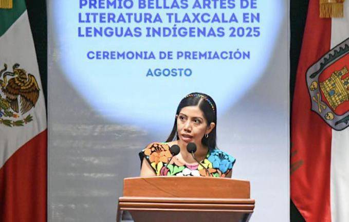 La escritora zapoteca Andrea Lorenzano Gómez recibió el primer Premio Bellas Artes en Lenguas Indígenas.