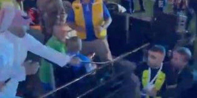 El fan propina el latigazo al jugador.