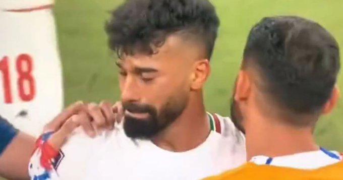 Castigan a futbolista iraní por abrazar a una aficionada