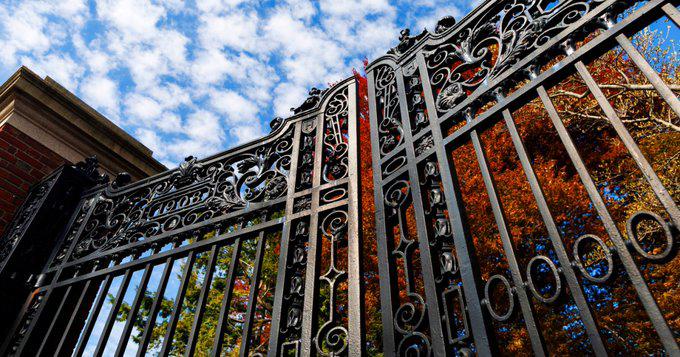Harvard logra frenar la revocación de su certificación SEVIS tras demanda contra el gobierno de Estados Unidos.
