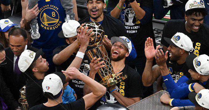 Stephen Curry fue la gran figura del partido, con 34 puntos y seis triples.
