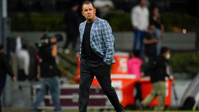 Cruz Azul hace oficial salida de Juan Reynoso