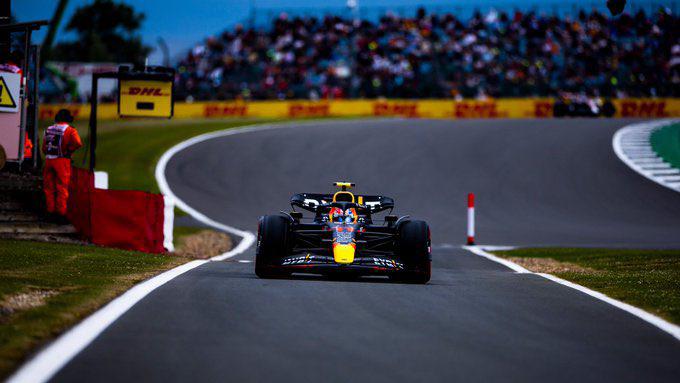 $!Checo Pérez disfruta las últimas vueltas ‘épicas’ en Silverstone