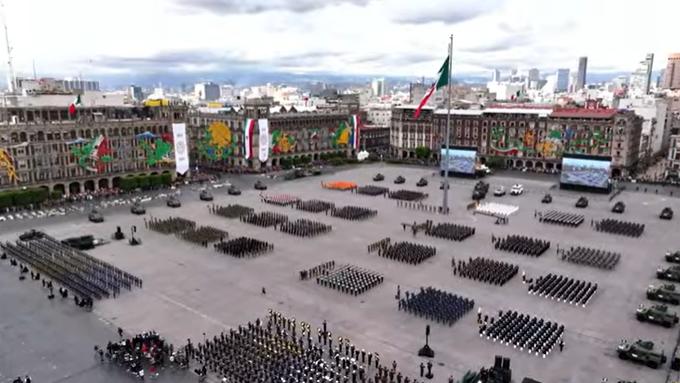Desfile cívico-militar en la Ciudad de México por la Independencia.