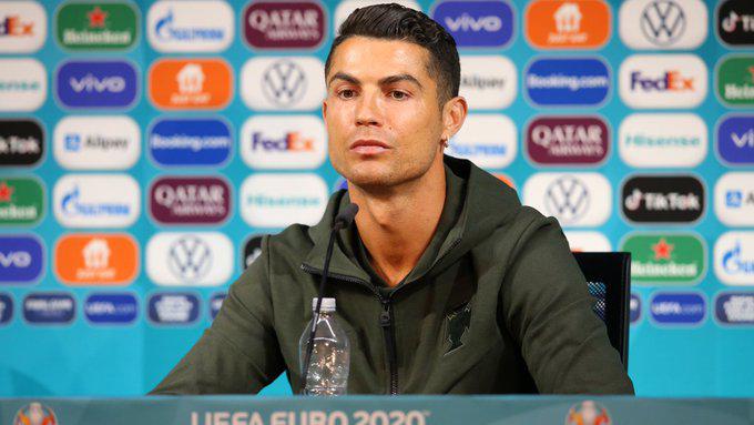 La UEFA interviene y pide a jugadores no retirar botellas de patrocinadores