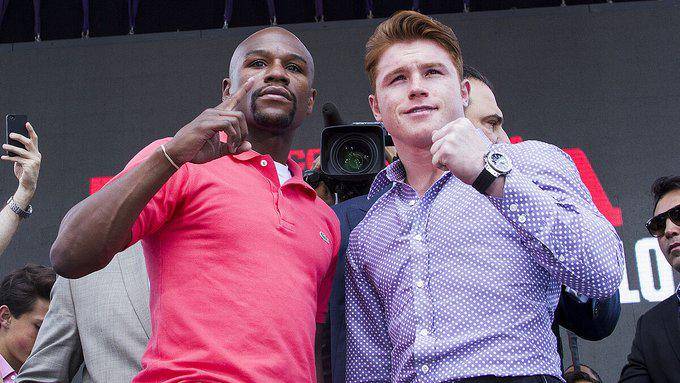 Floyd Mayweather le atiza al Canelo.