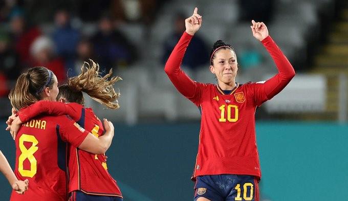 España consigue el pase a octavos de final en un Hermoso día para Jenni