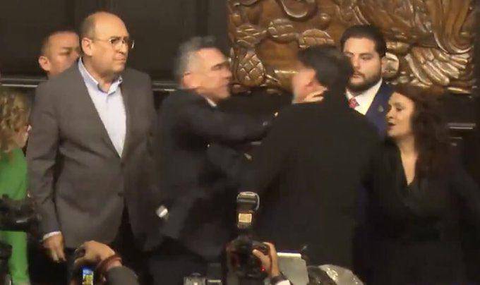 El presidente del Senado, Gerardo Fernández Noroña, y el dirigente del PRI, Alejandro Moreno, se jalonearon y empujaron al finalizar la sesión de este miércoles.
