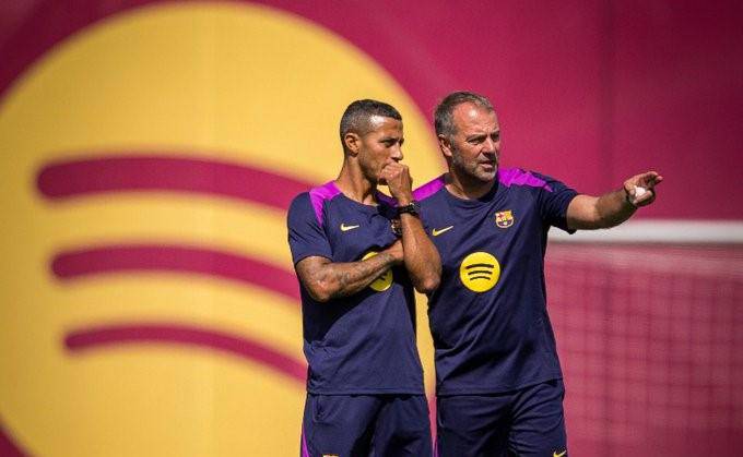 Hansi Flick (derecha) sí podrá estar en el banquillo cuando el Barcelona debute en la Liga de Campeones de la UEFA.