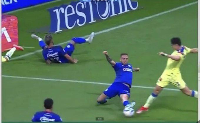 La jugada que se marcó como penalti.