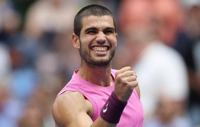 Carlos Alcaraz se impone a Novak Djokovic en tres sets.