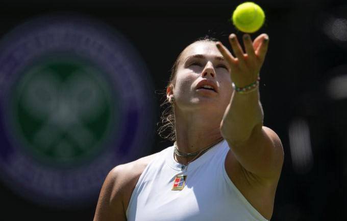 Aryna Sabalenka debutó con un sólido triunfo en Wimbledon.