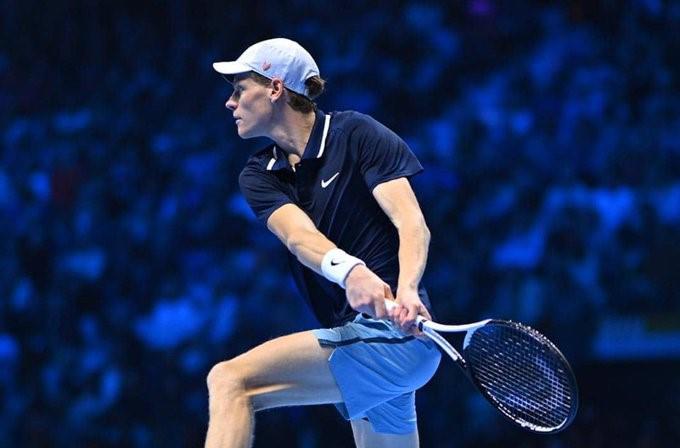 Jannik Sinner atropella a Casper Ruud para pasar a la final en Turín