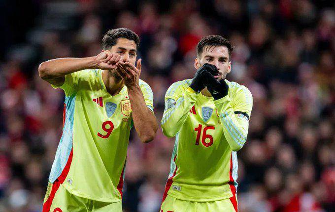 Ayoze Pérez y Álex Baena celebran el segundo gol, logrado por el primero, para España.